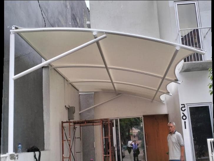 Kanopi membrane putih di carport rumah