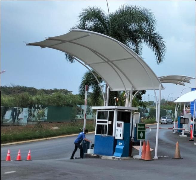 Kanopi membrane lengkung di pos gerbang parkir