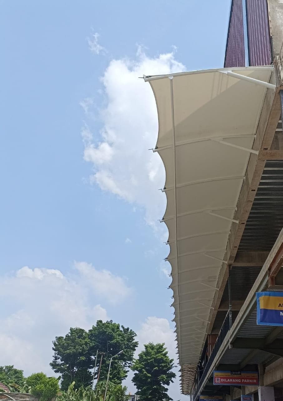 Kanopi membrane memanjang di sisi atas fasad gedung